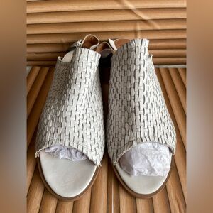 Chic Woven Sandals in Cream